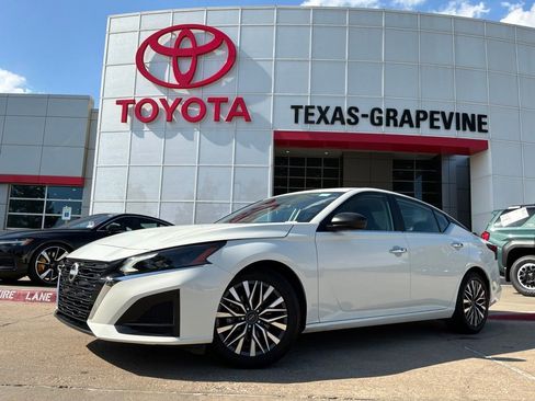 Used 2025 Nissan Altima 2.5 SV FWD image 2