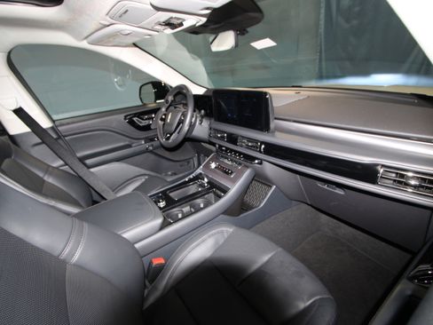 New 2026 Lincoln Aviator AWD w/ Jet Appearance Package image 19