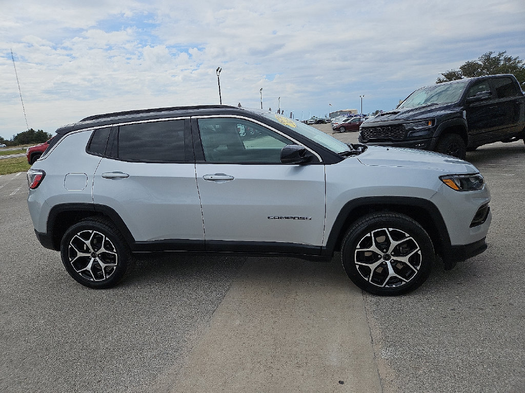Used 2025 Jeep Compass Limited AWD/4WD image 9