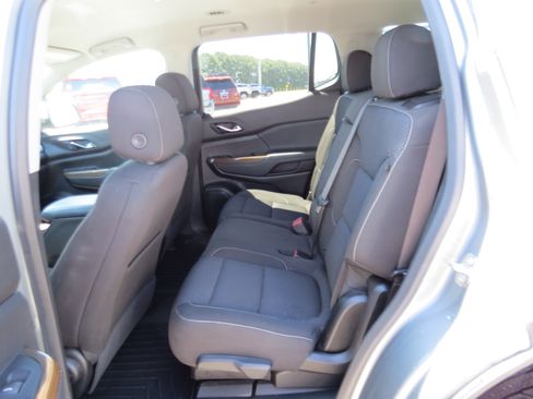 Used 2023 GMC Acadia SLE FWD image 14