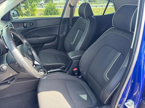 Used 2024 Hyundai Venue Limited FWD image 10