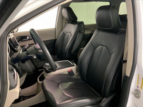 Used 2024 Chrysler Pacifica Touring-L FWD image 22