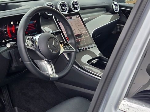 Used 2023 Mercedes-Benz GLC 300 4MATIC image 4