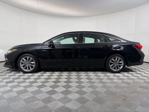 Used 2020 Toyota Avalon XLE w/ Moonroof Package image 2