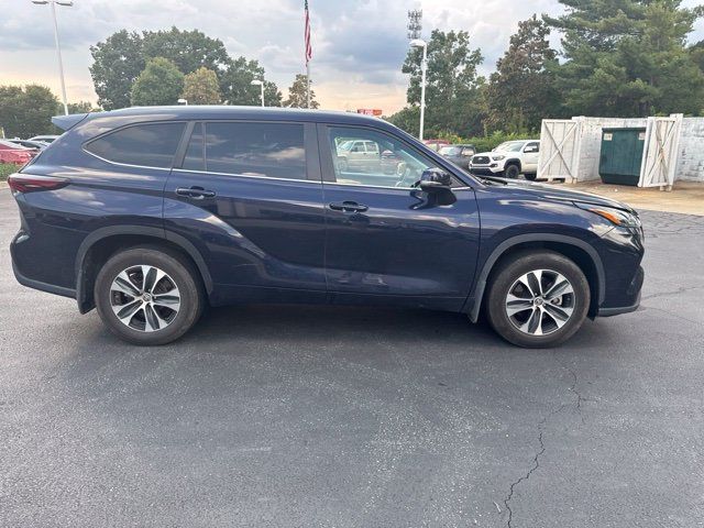 Used 2024 Toyota Highlander XLE FWD image 2