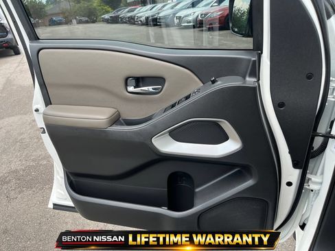 Used 2022 Nissan Frontier SV AWD/4WD image 11