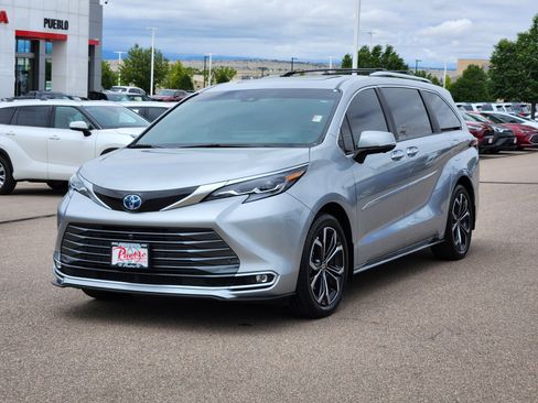 Used 2025 Toyota Sienna Platinum FWD image 4
