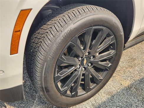 Used 2025 Chevrolet Suburban High Country image 10