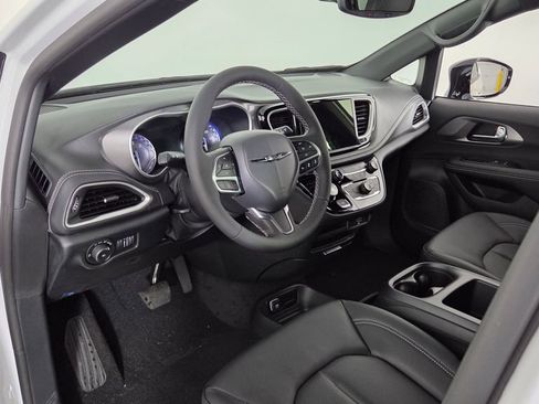 New 2026 Chrysler Pacifica Select image 14