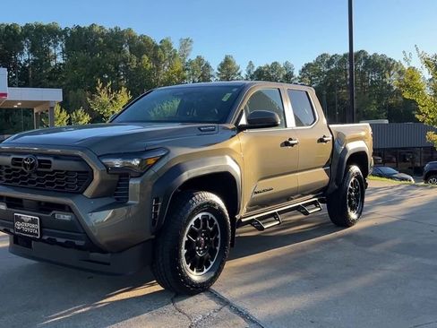 Used 2024 Toyota Tacoma TRD Off-Road image 2