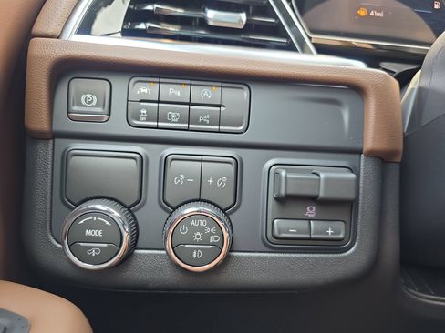 New 2026 Chevrolet Suburban High Country RWD image 25