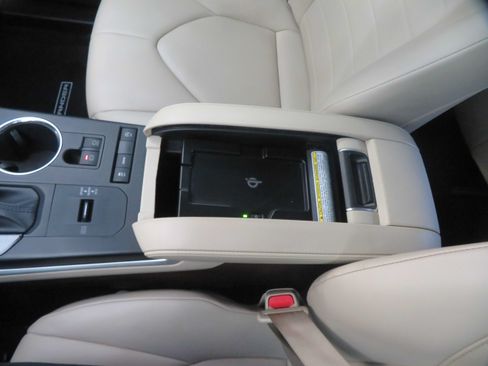 Used 2021 Toyota Highlander XLE FWD image 49