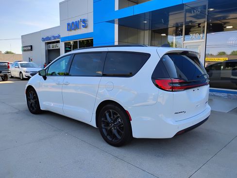 Used 2025 Chrysler Pacifica Limited FWD image 10