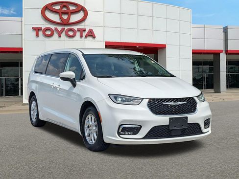 Used 2023 Chrysler Pacifica Touring-L FWD image 1