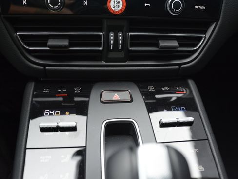 Certified 2025 Porsche Macan image 23