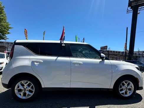 Used 2023 Kia Soul LX w/ Option Group 015 FWD image 3