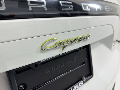 Certified 2019 Porsche Cayenne E-Hybrid AWD/4WD image 11