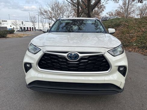 Used 2021 Toyota Highlander XLE image 2