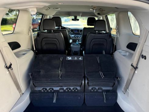 Used 2019 Chrysler Pacifica Touring-L FWD image 16