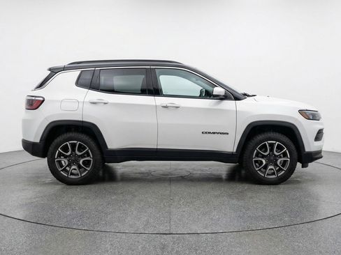Used 2025 Jeep Compass Trailhawk AWD/4WD image 11