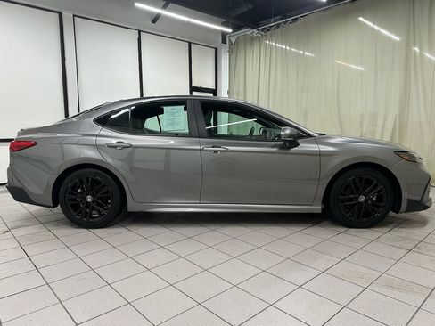 Used 2025 Toyota Camry SE image 3