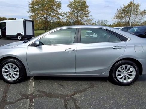 Used 2016 Toyota Camry image 5