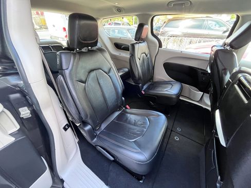 Used 2017 Chrysler Pacifica Touring-L Plus w/ Tire & Wheel Group image 15