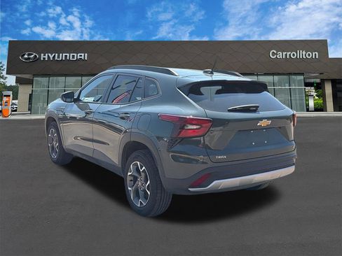 Used 2025 Chevrolet Trax LT FWD image 7