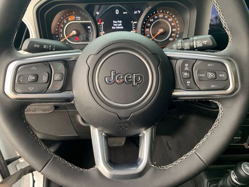 Used 2025 Jeep Wrangler Sahara image 27