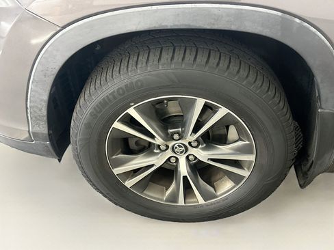 Used 2018 Toyota Highlander LE AWD/4WD image 11