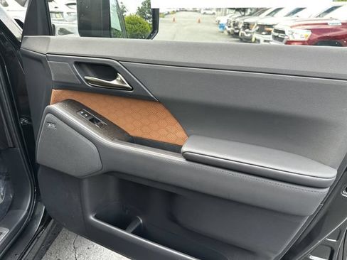 Used 2024 Lexus GX 550 w/ Accessory Package (Z1) AWD/4WD image 35