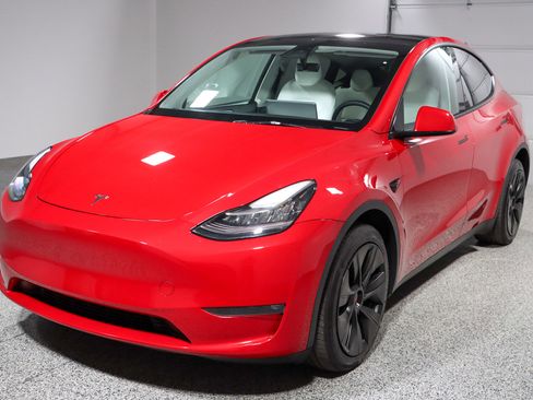 Used 2023 Tesla Model Y AWD image 26
