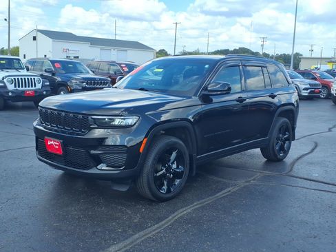Used 2023 Jeep Grand Cherokee Altitude AWD/4WD image 8