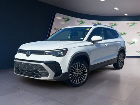 Certified 2025 Volkswagen Taos SE w/ Panoramic Sunroof Package image 3