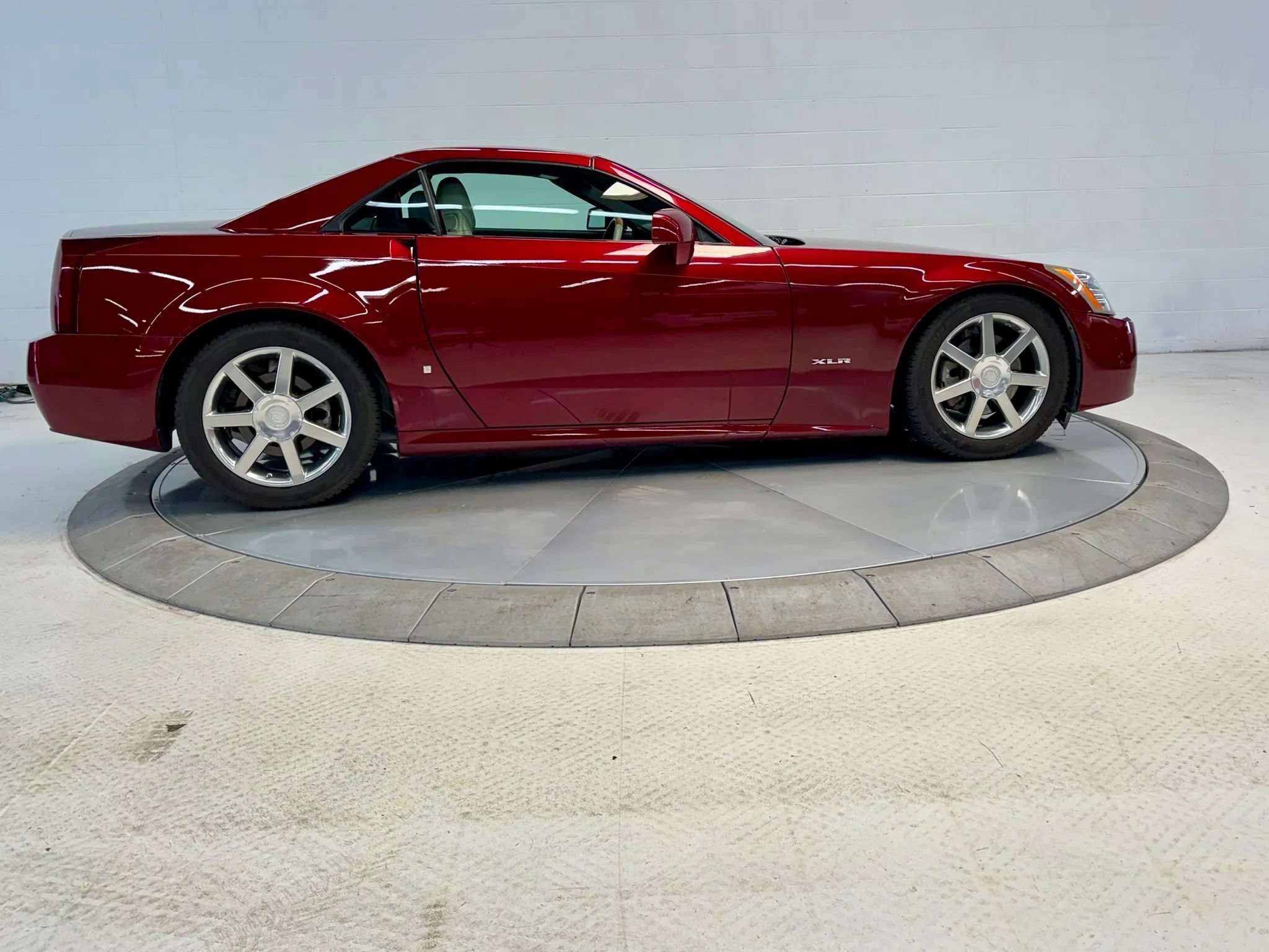 Used 2006 Cadillac XLR RWD image 28