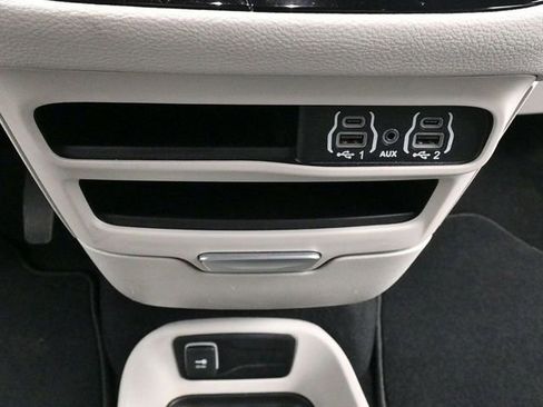 Used 2023 Chrysler Pacifica Touring-L image 18