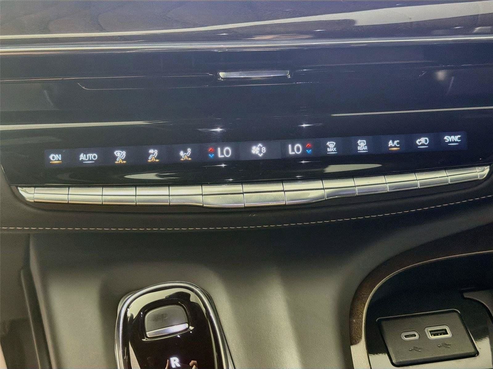 Used 2024 Cadillac Escalade ESV Sport Platinum w/ LPO, ONYX Package AWD/4WD image 16