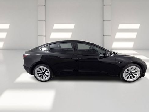Used 2022 Tesla Model 3 Standard Range image 4