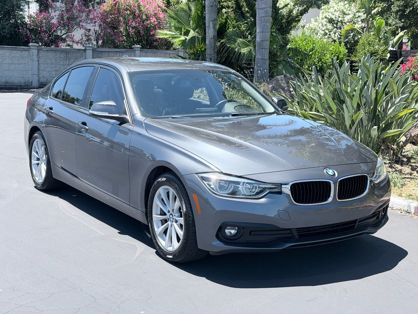 Used 2018 BMW 320i Sedan RWD image 4