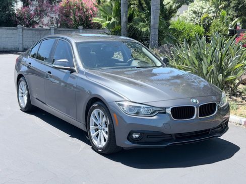 Used 2018 BMW 320i Sedan RWD image 4
