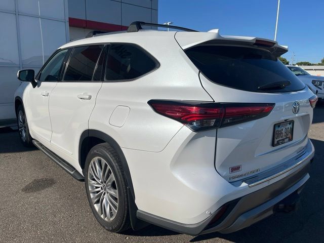 Used 2022 Toyota Highlander Platinum AWD/4WD image 2