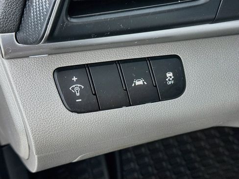 Used 2020 Hyundai Elantra SE FWD image 9