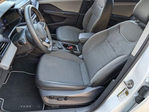 Used 2023 Volkswagen Taos SE w/ Panoramic Sunroof Package image 17