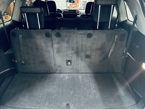 Used 2017 Toyota Highlander Plus FWD image 19