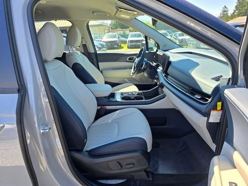 New 2026 Kia Carnival EX FWD image 11