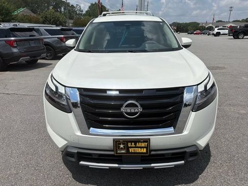 Used 2023 Nissan Pathfinder SL AWD/4WD image 2