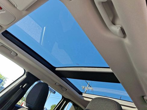 Certified 2023 Jeep Renegade Latitude w/ Sun & Fun Group image 14