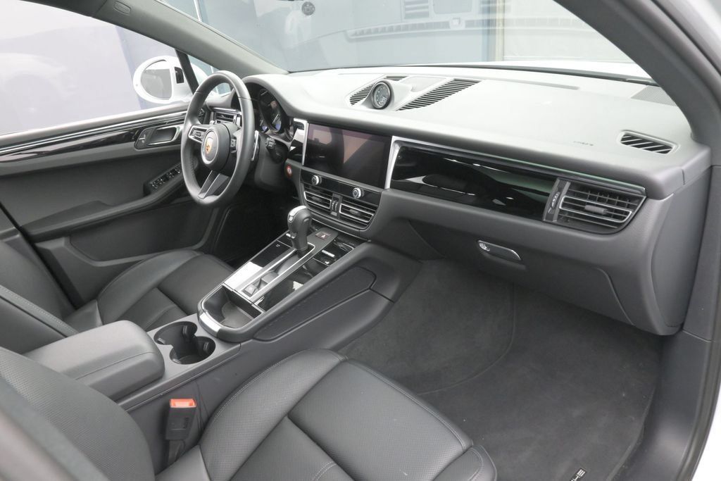 Certified 2026 Porsche Macan AWD/4WD image 30
