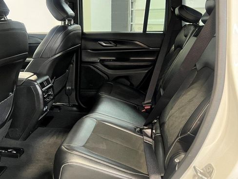 Used 2023 Jeep Grand Cherokee Altitude image 22