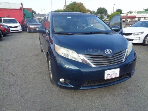 Used 2012 Toyota Sienna XLE image 14